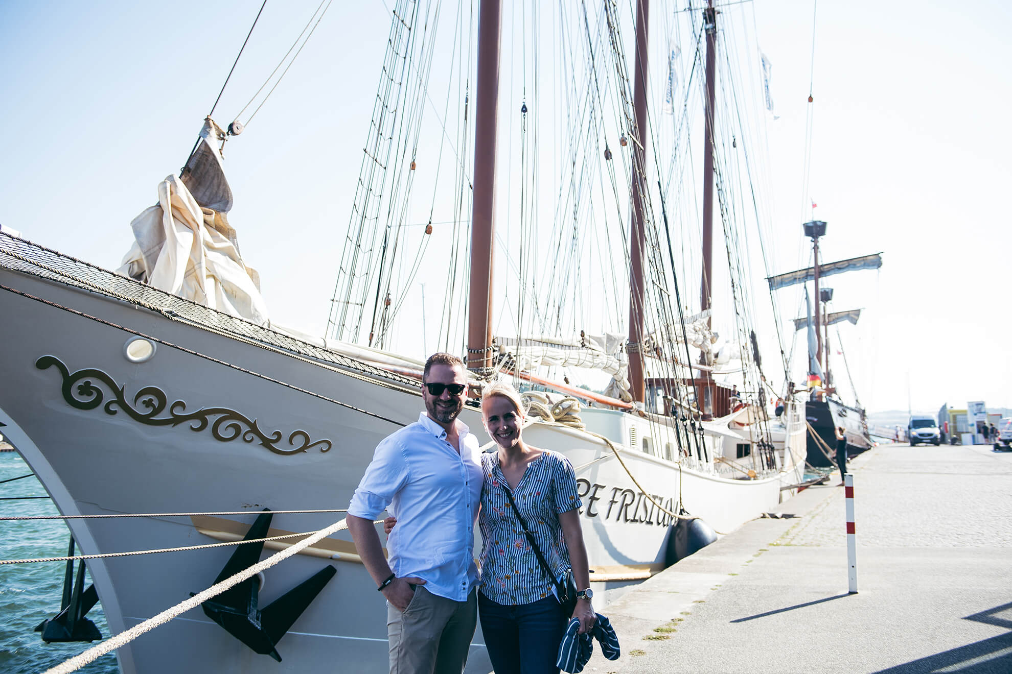 Ann-Kathrin und Patrick König stehen vor der Mare Frisum - um gleich auf dem Segler das fünfjährige Jubiläum der Ann-Kathrin König Unternehmens- und Personalberatung zu feiern.