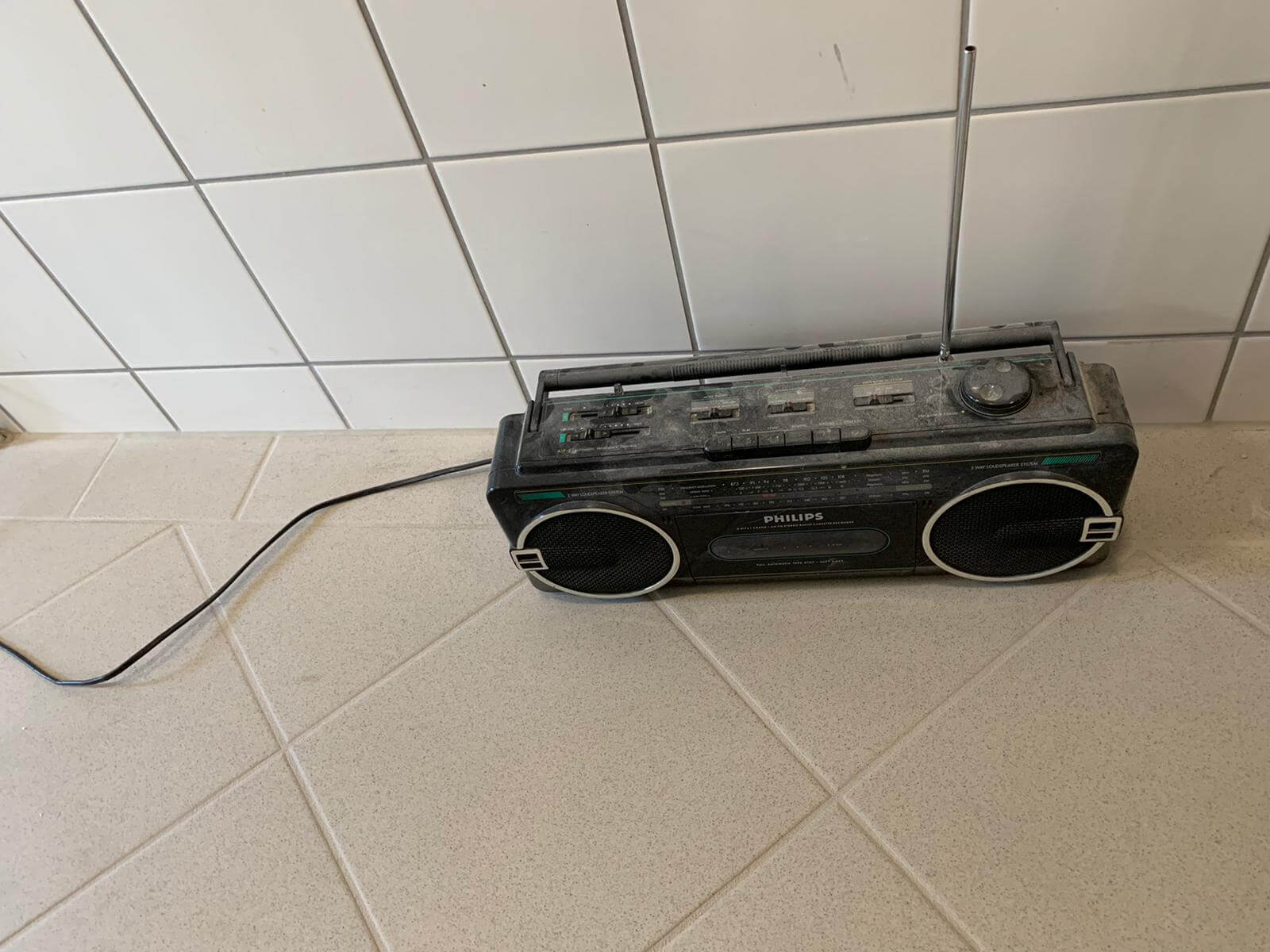 Ein Radio auf dem Boden